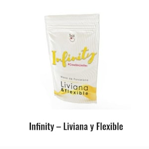 Op de afbeelding: Een witte stazak met boetseerklei, voorzien van de gele tekst Infinity, de rode hashtag #CreaSinLimites en de zwarte tekst Masa de Porcelana Liviana & flexible, met een klein logo in het midden bovenaan de verpakking.