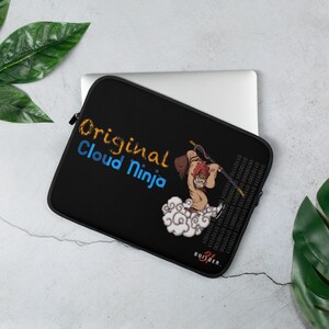 Op de afbeelding: Zwarte laptophoes met een cartoonillustratie van een roodharige ninja die een staf vasthoudt en op een wolk staat. De tekst "Original Cloud Ninja" staat in geel en blauw op de hoes. De tekst "BUILDER." staat in wit onderaan de hoes.