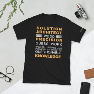 Peut inclure: T-shirt noir avec un graphisme jaune qui dit "Solution Architect We Do Precision Guess Work Based On Unreliable Data Provided By Those Of Questionable Knowledge".