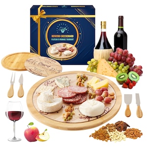 Könnte beinhalten: Ein drehbares Käseboard aus Holz mit einer Auswahl an Käsesorten, Fleisch, Nüssen und Früchten. Das Brett ist von verschiedenen Gegenständen umgeben, darunter Weingläser, Weinflaschen und eine Schachtel. Das Brett ist mit "Rotating Cheeseboard Plateau à Fromage Tournant" beschriftet.