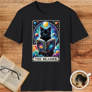 Camiseta de la Carta del Tarot del Lector: Camiseta de Gato Místico para Amantes de los Libros, Camiseta de Lectura Celestial, Regalo de Fantasía y Tarot de Brujería