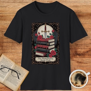 Koszulka Romantasy Book Club – Fantasy Romance Tarot Style Tee – Miecz, róże i książki – Dark Academia Bookish Gift