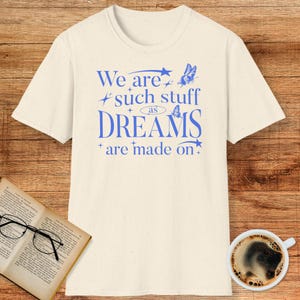 We Are Such Stuff As Dreams Are Made On Shirt - Shakespeare-Zitat-T-Shirt - Minimalistisches literarisches Design - Schmetterlings-Stern-Ästhetik