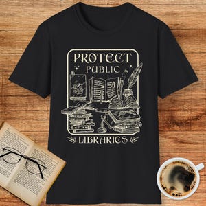 Maglietta &quot;Proteggi le biblioteche pubbliche&quot; - Maglietta per gli amanti dei libri - Maglietta per il supporto alle biblioteche - Maglietta per i libri proibiti - Regalo vintage per i lettori
