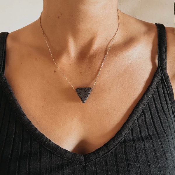 Diffuser ketting BALANS / driehoek/ lavasteen / ketting / aromatherapie / boho chic / essentiële oliën / boho / minimalistische ketting