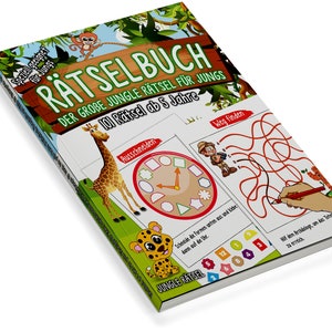 Può includere: Un libro di puzzle per bambini intitolato "Rätselbuch" con illustrazioni a tema giungla. La copertina presenta una giraffa, un leopardo e una scimmia. Il libro include labirinti e attività di abbinamento di forme. Il testo sulla copertina recita "DER GROBE JUNGLE RÄTSEL FÜR JUNGS 101 Rätsel ab 5 Jahre."