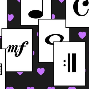 以下が含まれることがあります： 46 楽譜と記号のカード。ト音記号、全音符、C音符、2分音符、4分音符、付点2分音符、フェルマータ、2重線など、黒い楽譜と記号が書かれた白いカードのセット。カードは、紫色のハートが散りばめられた黒い背景に配置されています。