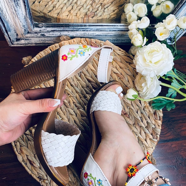 Women’s floral heels. Floral heels. Mexican leather heels. Mexican wedges. Mexican floral high heels. Cute fiesta theme huaraches. Huarache