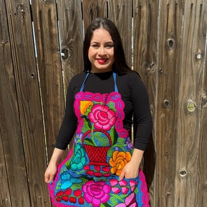 Floral Aprons. Mexican Embroidered aprons. Floral embroidered aprons. Fiesta theme. Mexican gift ideas. Mandiles mexicanos. Gifts for her