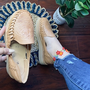 Boho huaraches . Huaraches mexicanos. Mexican sandals. Embroidered Mexican huaraches. Women’s Mexican huaraches. Colorful huaraches