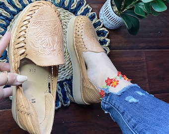 Boho huaraches . Huaraches mexicanos. Mexican sandals. Embroidered Mexican huaraches. Women’s Mexican huaraches. Colorful huaraches