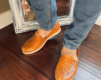 Men’s traditional huaraches. Men’s hand woven huaraches. Men’s sandals. Fiesta theme huaraches. Gift ideas.