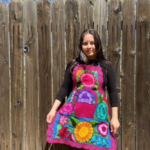Floral Aprons. Mexican Embroidered aprons. Floral embroidered aprons. Fiesta theme. Mexican gift ideas. Mandiles mexicanos. Gifts for her
