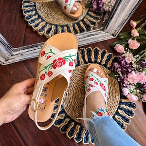 Women’s Huarache sandal. Huarache sandals. Mexican Huaraches. Colorful flowers. Mexican leather sandals. Women’s sandals