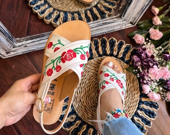 Women’s Huarache sandal. Huarache sandals. Mexican Huaraches. Colorful flowers. Mexican leather sandals. Women’s sandals