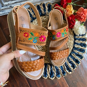 Mexican Leather Sandal. Mexican Embroidered Wedge Heels. Artisanal Embroidered Heels. Mexican Artisanal Wedge Heels. Floral Heels.