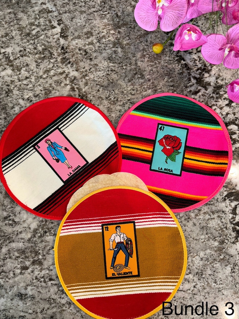 K&ouml;nnte beinhalten: Drei runde, farbenfrohe Stoffuntersetzer mit einem roten, wei&szlig;en und schwarzen Rand. Jeder Untersetzer zeigt ein anderes Loteria-Kartenbild. Der erste Untersetzer hat eine rosa Karte mit einer Frau in einem blauen Kleid und dem Text "La Dama". Der zweite Untersetzer hat eine rosa Karte mit einer roten Rose und dem Text "La Rosa". Der dritte Untersetzer hat eine gelbe Karte mit einem Mann, der ein Schwert h&auml;lt, und dem Text "El Valiente". Der Text "Bundle 3" ist in der rechten unteren Ecke des Bildes sichtbar.