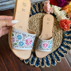 Mexican Leather Sandal. Mexican Embroidered Wedge Heels. Artisanal Embroidered Heels. Mexican Artisanal Wedge Heels. Floral Heels.