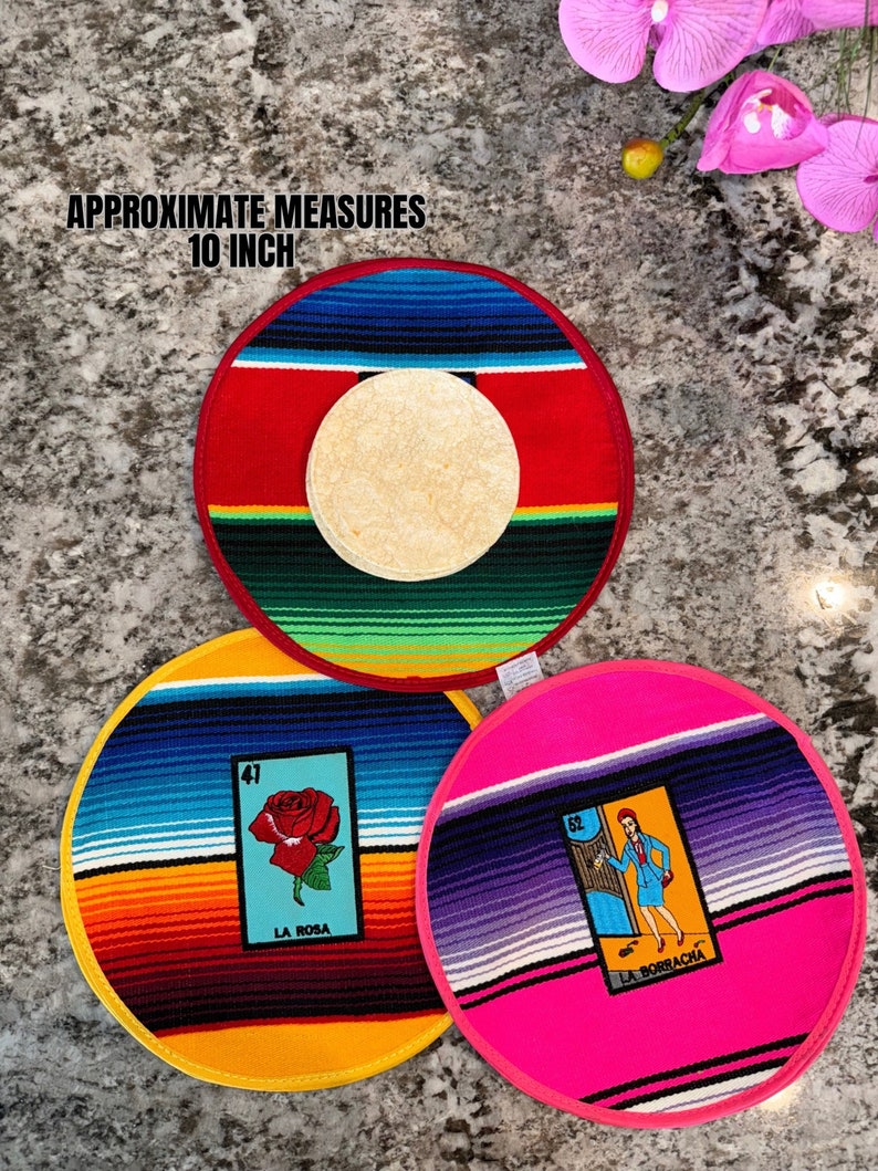 K&ouml;nnte beinhalten: Drei runde, farbenfrohe Tischsets mit traditionellem mexikanischem Serape-Design. Jedes Tischset zeigt eine andere Loteria-Karte mit einer Nummer und einem Bild. Die Karten sind "La Rosa", "La Borracha" und "El Sol". Die Tischsets haben einen Durchmesser von etwa 25 cm.
