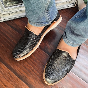 Men’s traditional huaraches. Men’s hand woven huaraches. Men’s sandals. Fiesta theme huaraches. Gift ideas.