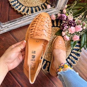 Women’s Huarache sandal. Huarache sandals. Mexican Huaraches. Colorful flowers. Mexican leather sandals. Women’s sandals