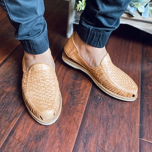 Men’s traditional huaraches. Men’s hand woven huaraches. Men’s sandals. Fiesta theme huaraches. Gift ideas.