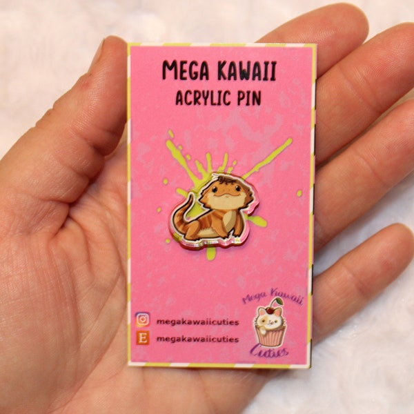 ¡Un dragón barbudo súper kawaii con un pin acrílico de grillo! Adorable amigo reptil kawaii de Mega Kawaii.