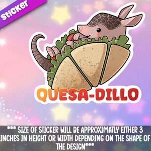 Puede incluir: Un armadillo de dibujos animados con una concha marrón y gris está dentro de una quesadilla con lechuga. El texto "QUESA-DILLO" está debajo de la imagen. El texto "*** SIZE OF STICKER WILL BE APPROXIMATLY EITHER 3 INCHES IN HEIGHT OR WIDTH DEPENDING ON THE SHAPE OF THE DESIGN***" está debajo del texto.