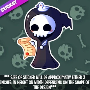 Puede incluir: Una pegatina de dibujos animados linda de un esqueleto con una túnica negra y sosteniendo un rollo. El esqueleto tiene un pequeño pájaro posado en su cabeza. La pegatina mide aproximadamente 7,6 cm de alto o de ancho.