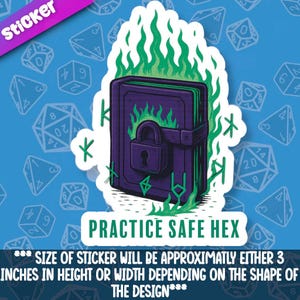 Puede incluir: Una pegatina con un libro morado con un candado, rodeado de llamas verdes y runas. El texto "PRACTICE SAFE HEX" se muestra debajo. La pegatina mide aproximadamente 7.6 cm de alto o ancho.