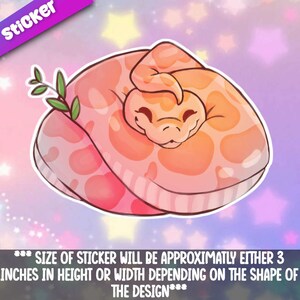 Pode incluir: Um autocolante com uma ilustração de desenho animado de uma cobra rosa e laranja enroscada com uma pequena planta verde atrás. O autocolante tem aproximadamente 7,6 cm de altura ou largura.