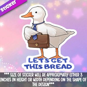 Può includere: Un'anatra bianca con una cravatta blu e che tiene una valigetta marrone. L'anatra è in piedi su uno sfondo bianco con il testo "LET'S GET THIS BREAD" sotto. L'adesivo è alto o largo circa 7,6 cm.