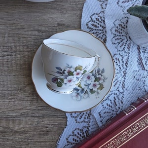 Romántica Vintage Duquesa Flores Blancas China Taza y Platillo