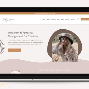 Puede incluir: Un ordenador portátil que muestra un sitio web con un esquema de color marrón y blanco. El sitio web es para un negocio que ofrece servicios de gestión de Instagram y Pinterest para creativos. El texto "Riley Jane" está en la parte superior de la página, y el texto "Instagram & Pinterest Management For Creatives" está en un tamaño de fuente más grande debajo. El sitio web también incluye un botón de llamada a la acción que dice "Let's Get Started".