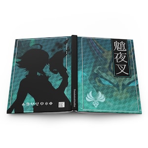 Puede incluir: Un libro de color azul verdoso y negro con una silueta de una persona sosteniendo una máscara en la portada. La contraportada presenta un diseño azul verdoso y negro con el texto "鬼夜文" en negro.