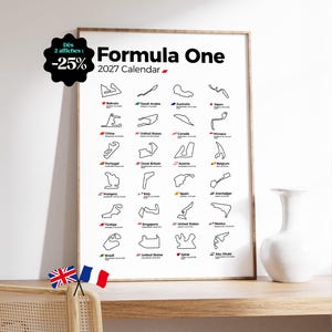 Peut inclure: Une affiche encadrée du calendrier 2027 de Formule 1 présentant des illustrations au trait noir de divers circuits de course internationaux, chacun étiqueté avec le nom du pays, un petit drapeau national et les dates de course.