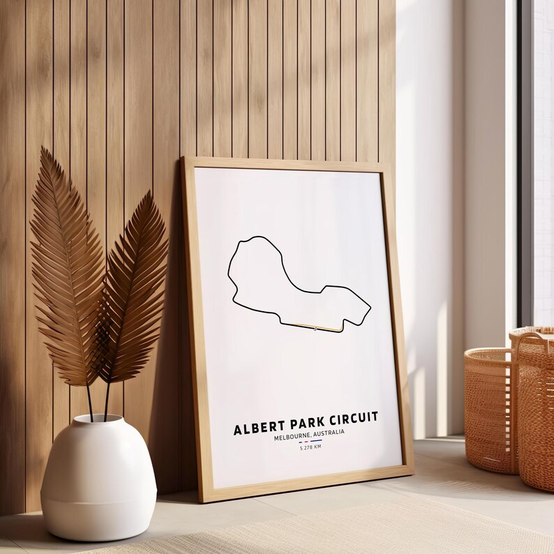 Peut inclure: Une impression encadr&eacute;e du circuit automobile d'Albert Park &agrave; Melbourne, en Australie. La piste est dessin&eacute;e en noir sur un fond blanc. Le texte "ALBERT PARK CIRCUIT" est imprim&eacute; en noir sous la piste, avec l'emplacement "MELBOURNE, AUSTRALIA" et la longueur "5.303 KM" imprim&eacute;s en texte noir plus petit en dessous.