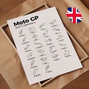 K&ouml;nnte beinhalten: Ein wei&szlig;es Poster mit dem Titel Moto GP 2027 Calendar, das schwarze Linienzeichnungen verschiedener internationaler Rennstrecken zeigt. Jede Strecke ist mit dem L&auml;ndernamen, einer kleinen Nationalflagge und Renndaten beschriftet.