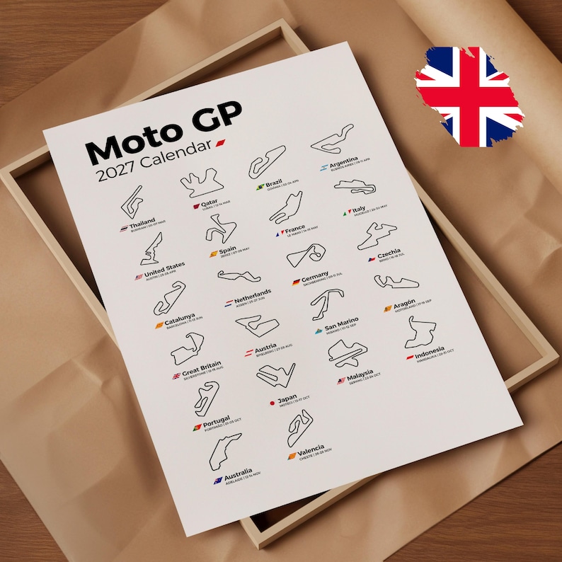 K&ouml;nnte beinhalten: Ein wei&szlig;es Poster mit dem Titel Moto GP 2027 Calendar, das schwarze Linienzeichnungen verschiedener internationaler Rennstrecken zeigt. Jede Strecke ist mit dem L&auml;ndernamen, einer kleinen Nationalflagge und Renndaten beschriftet.