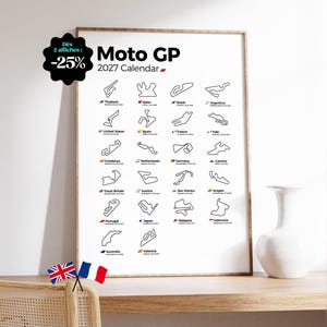 K&ouml;nnte beinhalten: Ein gerahmtes Wandposter mit dem Titel Moto GP 2027 Calendar, das ein Raster aus schwarzen Linienzeichnungen verschiedener internationaler Rennstrecken zeigt. Jede Streckenf&uuml;hrung ist mit dem L&auml;ndernamen und einer kleinen Flagge versehen.