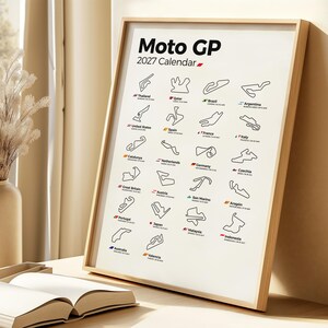K&ouml;nnte beinhalten: Ein gerahmtes Moto GP 2027 Calendar Poster mit einem Raster aus schwarzen Strichzeichnungen verschiedener internationaler Rennstrecken. Jede Strecke ist mit dem L&auml;ndernamen, einer kleinen Nationalflagge und den Terminen in schwarzer Schrift versehen.