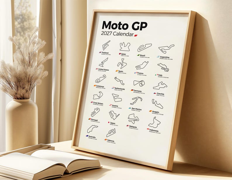 K&ouml;nnte beinhalten: Ein gerahmtes Moto GP 2027 Calendar Poster mit einem Raster aus schwarzen Strichzeichnungen verschiedener internationaler Rennstrecken. Jede Strecke ist mit dem L&auml;ndernamen, einer kleinen Nationalflagge und den Terminen in schwarzer Schrift versehen.