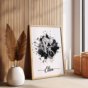 Personlig cykelposter – Illustration av en ung cyklist i aktion, originell presentidé Noir et Blanc
