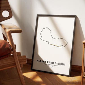 Peut inclure: Une impression encadr&eacute;e noire du circuit d'Albert Park &agrave; Melbourne, en Australie. L'impression est sur papier blanc avec un contour noir du circuit et le texte "Albert Park Circuit, Melbourne, Australie, 5.278 km".