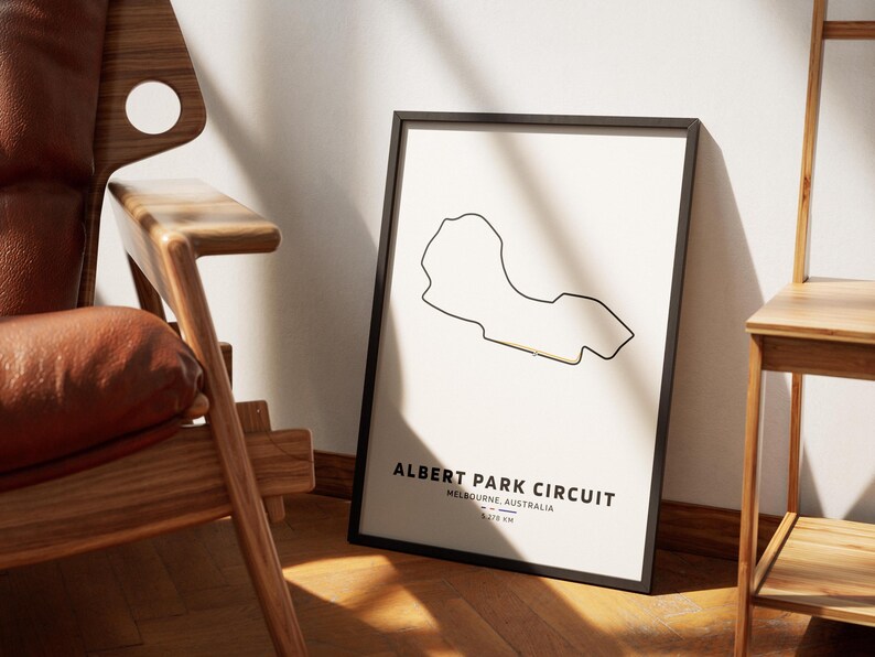 Peut inclure: Une impression encadr&eacute;e noire du circuit d'Albert Park &agrave; Melbourne, en Australie. L'impression est sur papier blanc avec un contour noir du circuit et le texte "Albert Park Circuit, Melbourne, Australie, 5.278 km".