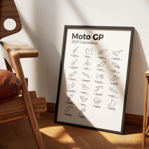 K&ouml;nnte beinhalten: Ein gerahmtes Poster mit dem Titel Moto GP 2027 Calendar, das ein Raster aus schwarz-wei&szlig;en Strichzeichnungen verschiedener Motorradrennstrecken aus der ganzen Welt zeigt, jeweils beschriftet mit dem L&auml;ndernamen und einer kleinen Flagge auf wei&szlig;em Grund.
