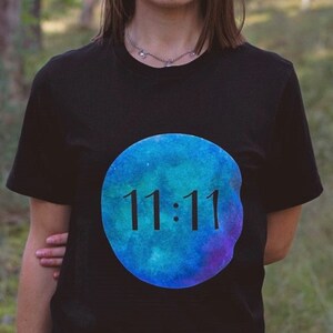 11:11 Camiseta Unisex / Ropa de número de ángel / Mensaje de la Guía Espiritual / Confía en Dios / Número repetido que significa camisa / Camisa de Angel Aura Witchy