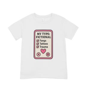Może przedstawiać: Biała koszulka z napisem "MY TYPE: FICTIONAL" z polami wyboru dla "Fangs", "Tattoos" i "Trauma". Projekt zawiera r&oacute;wnież r&oacute;żowe serce i inne symbole.