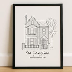 K&ouml;nnte beinhalten: Eine Schwarzwei&szlig;-Zeichnung eines Hauses mit einem Baum davor. Unter dem Haus steht der Text "Our First Home", gefolgt von "Sienna & Elliot" und "23 Honeysuckle Lane, Kent."