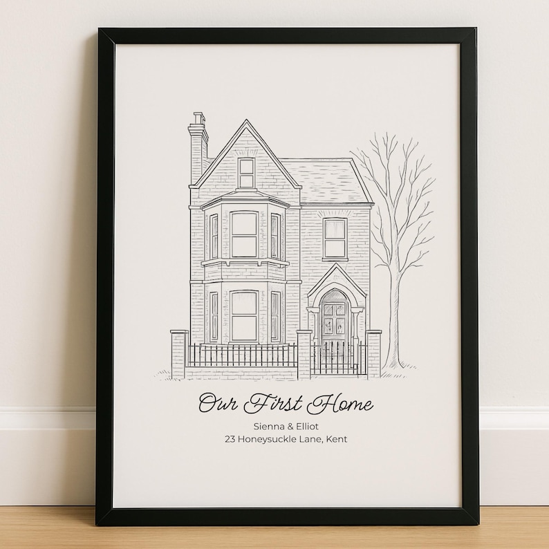 K&ouml;nnte beinhalten: Eine Schwarzwei&szlig;-Zeichnung eines Hauses mit einem Baum davor. Unter dem Haus steht der Text "Our First Home", gefolgt von "Sienna & Elliot" und "23 Honeysuckle Lane, Kent."